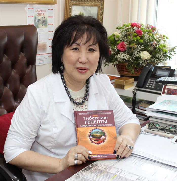 Светлана Чонжинимаева со своей книгой