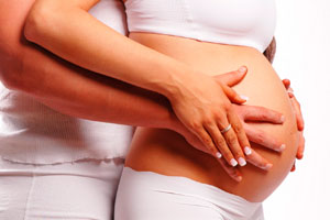 беременная девушка со своим мужем